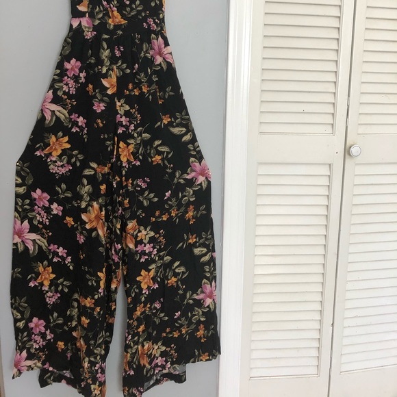 American Eagle Floral Jumpsuit - Picture 3 of 4